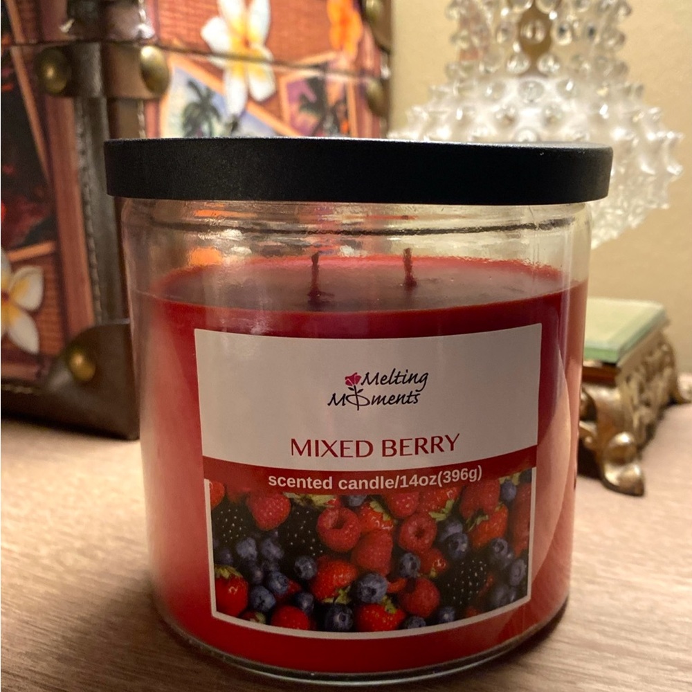 New Melting Moments 14 Oz Red Mixed Berry🫐🍓Scented 2-Wick Candle in Glass Jar